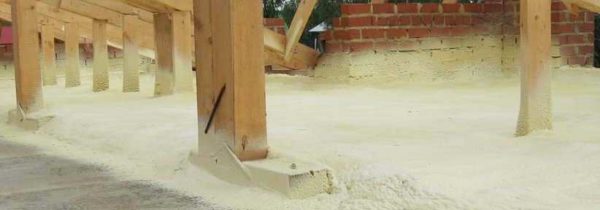 Thermal insulation with polyurethane foam flooring in the attic