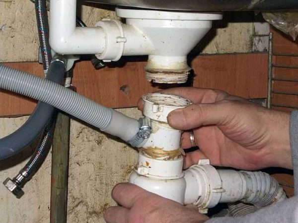 One of the options for a siphon and a nut that must be turned