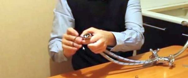Install a gasket on the body
