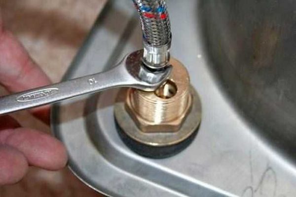 We screw the flexible liner into the holes on the mixer body, tighten it slightly with a wrench