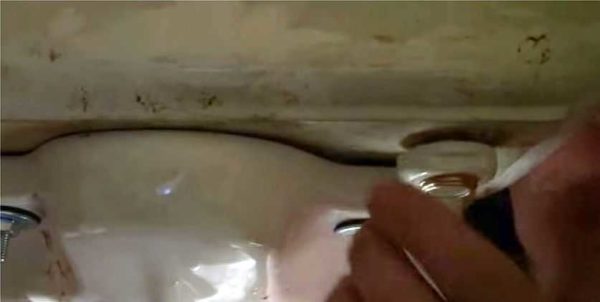 We tighten the intake valve mounting nut