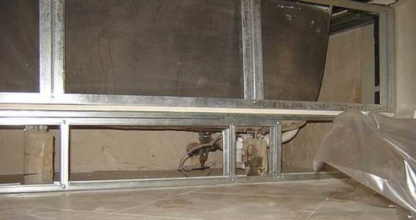 This frame is made for a recess that runs along the entire bath
