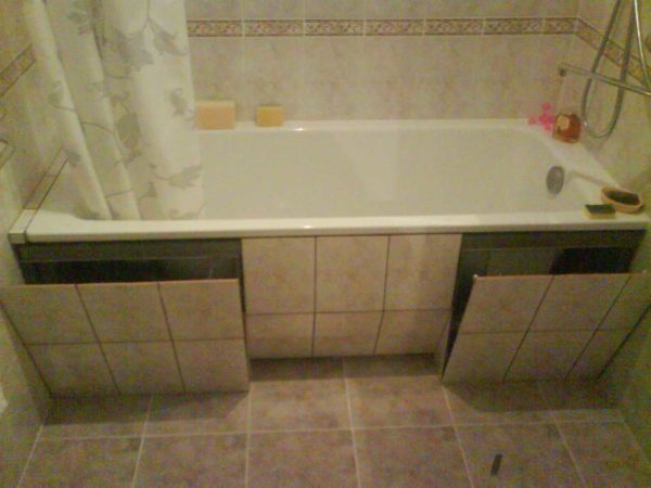 A do-it-yourself bath screen can be made with at least two sliding hatches or shelves