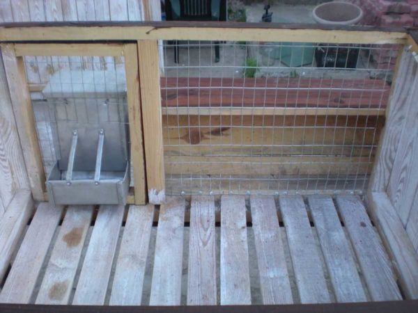 Feeder (left) and sennik (right) on the front