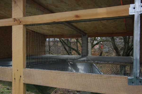 Mesh floor made of galvanized wire - also performed well