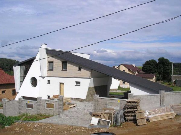 The original house. Under one shed roof there is a house and a household building, and even a part - a canopy over the courtyard between two buildings