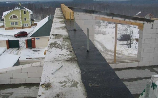 The beginning of the installation of a shed roof - laying the Mauerlat