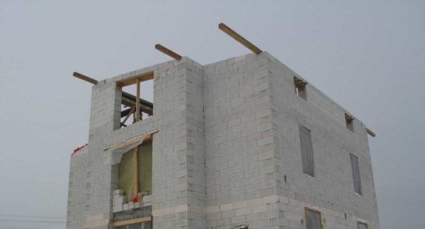 To ensure the removal of the roof, the Mauerlat and the girder stick out along the wall