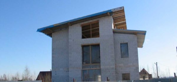 The roof needs to be brought to mind - the overhangs must be hemmed, but, in general, it is already ready