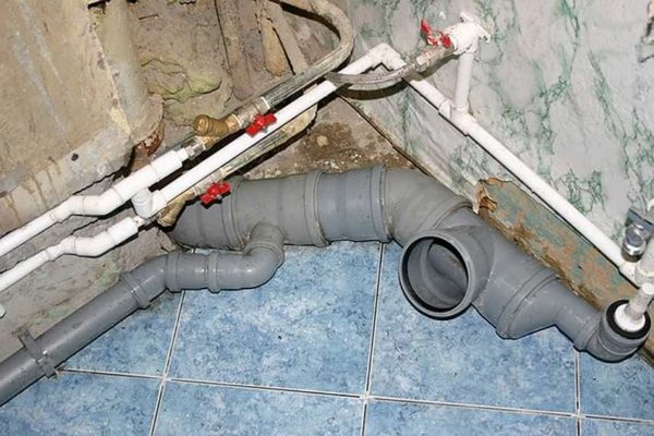 An example of in-house wiring of sewage from plastic pipes