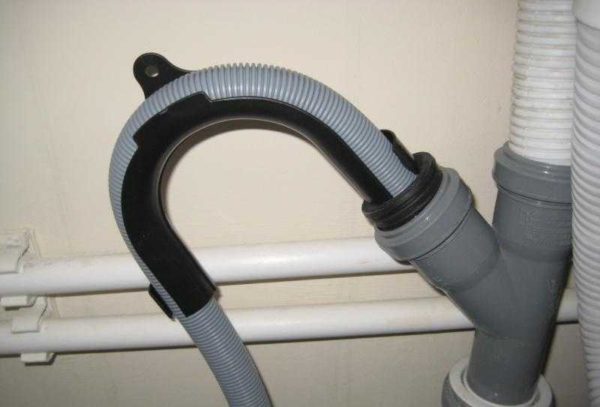 Clamp for fixing the corrugation