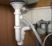 One of the siphons for connecting the drain of household appliances to the sewer