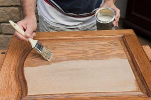 A primer is necessary to make the varnish smoother