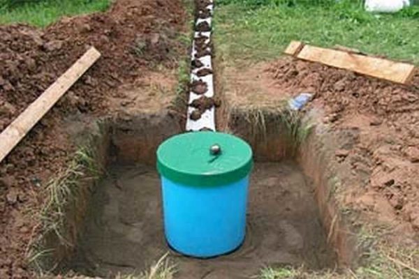 It is desirable to insulate the pipeline. Then you can be sure that it will not freeze in winter