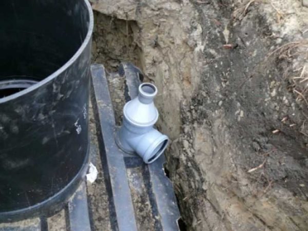We put on a fitting on the inlet pipe, connect a pipe coming from the house to it