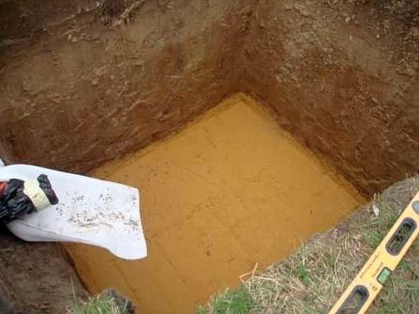Level the bottom of the pit with sand