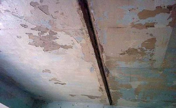 Such seams on the ceiling are not uncommon.