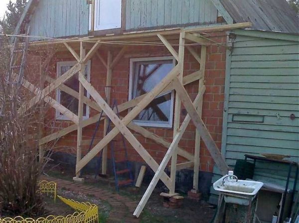 Scaffolding made of wood to increase rigidity is reinforced with stops and braces