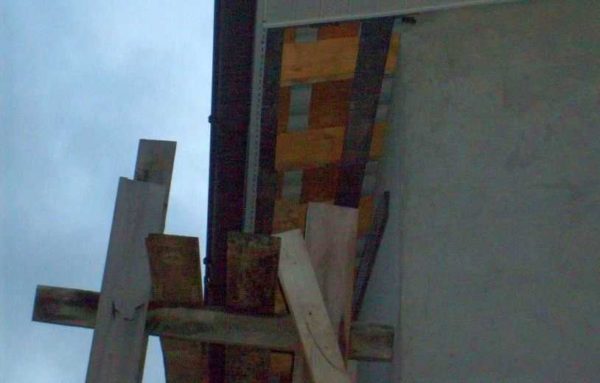 To prevent the scaffolding from collapsing on the wall of the house, the crossbars can be made with a release of 20-30 cm.They will not allow the structure to fall towards the house