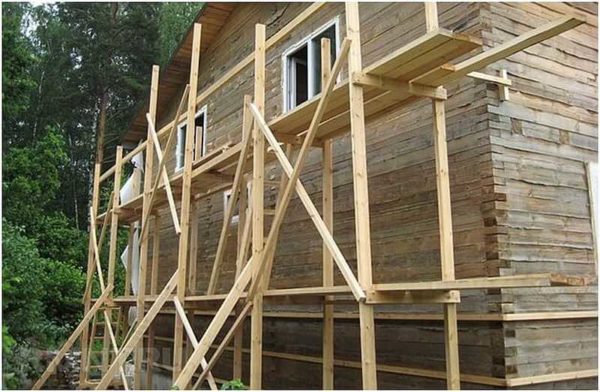 To prevent the scaffolding from falling, they are propped up with boards / beams, one end of which is nailed to the posts (with nails), the other is buried in the ground