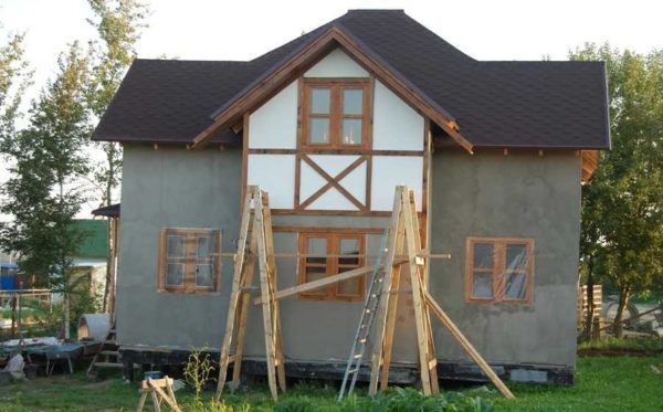 If nothing can be supported on the walls, construction trestles with floorboards laid on the crossbars are suitable