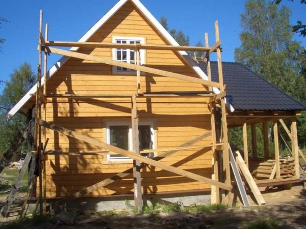 DIY wooden scaffolding can be made in a couple of days