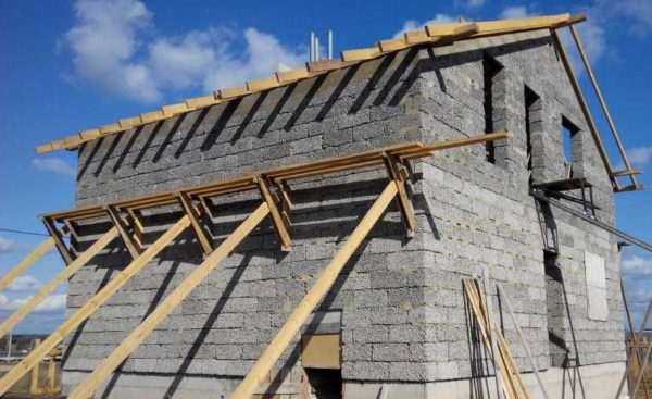 Building scaffolding envelope. Despite the seeming unreliability, it is convenient to work with them