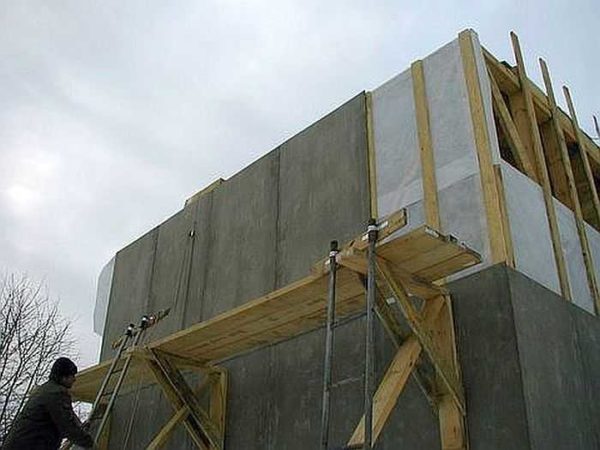 The triangles of the Armenian scaffolds are installed every meter