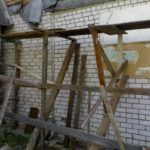 It is possible to assemble small scaffolding from old but sturdy boards. Sometimes poles or pipes are used for braces and stops - what is on the farm