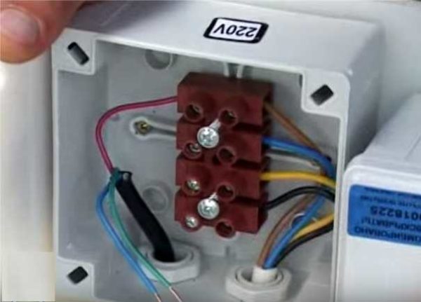 Connecting the power cable