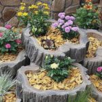 By cutting the hollowed out log into rings, attaching the bottom from below, you can make a two or three tiered flowerpot
