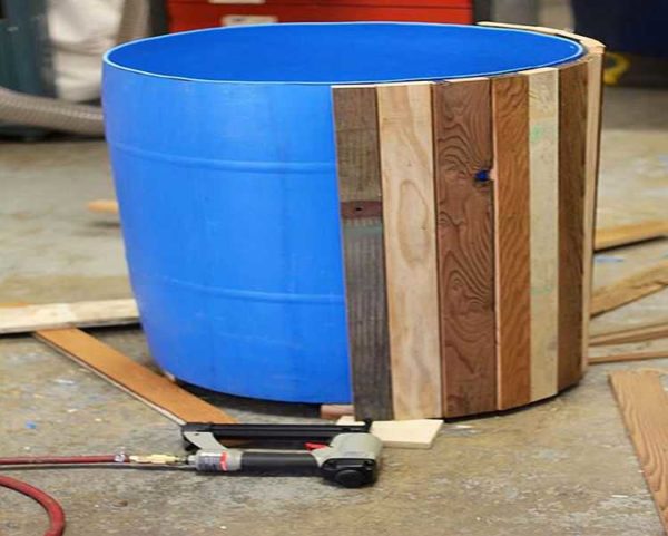 We glue the plastic barrel with strips