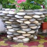 Decorating a concrete flowerpot with pebbles