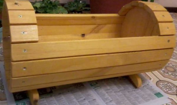 A variant of a homemade flowerpot, similar to a barrel
