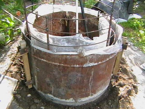 The armature can be welded, but it is better to tie it - a more durable structure is obtained