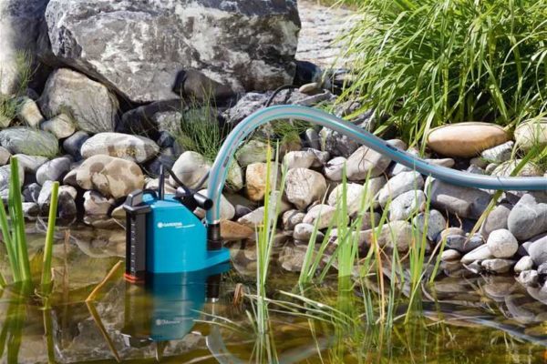 Drainage submersible pump can supply water from a river or pond
