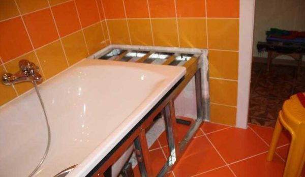 Assemble the frame from the metal profile and sheathe it with moisture-resistant plasterboard. It can be combined with a frame for a screen under the bath