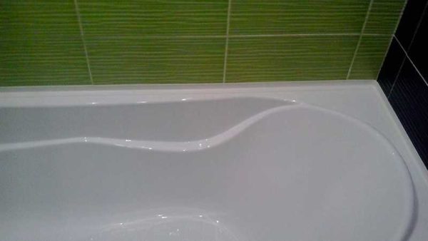 Well-designed gap between bath and wall