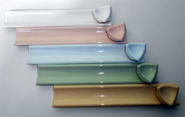 The colors can be different, but more often they use white - the color of the bath