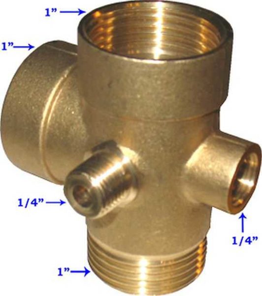 Five-way fitting for piping a hydraulic accumulator