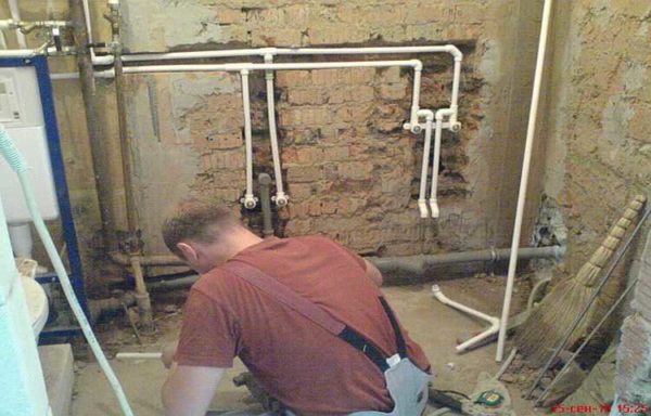 Hot and cold water pipes are laid in parallel