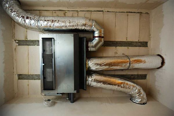 Heat generator and air ducts coming from it