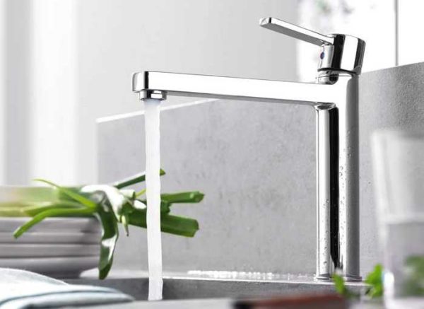 The design of the faucet for the kitchen sink should match the style of the room