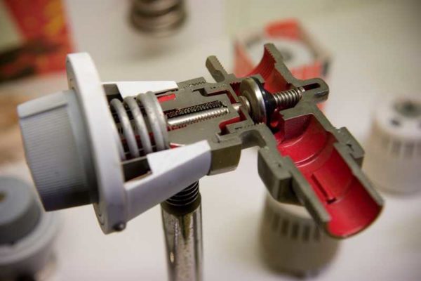 Cutaway thermostatic valve