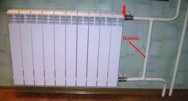 If you have a similar wiring (there may not be a pipe on the right), a bypass is required. Place the thermostat immediately behind the radiator