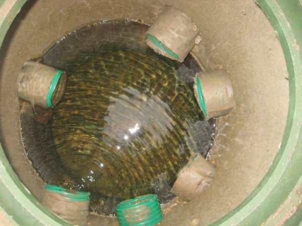 The drainage well on the site can be made of concrete rings of small diameter