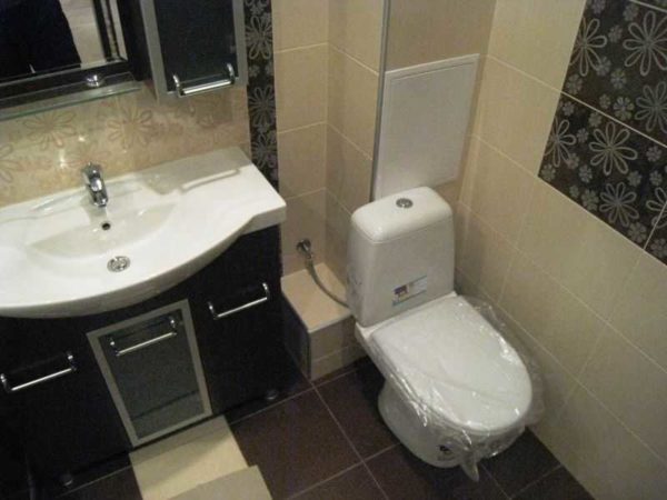 How to sheathe pipes in the toilet? For example, gypsum board or plywood