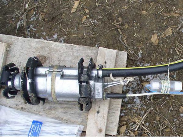To prevent the Kid from hitting the walls in a well or a well, a submersible pump does not hit the walls, rubber shock absorbers are put on his body