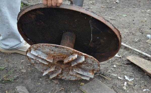 Something like this looks like a load with a lid on the pipe