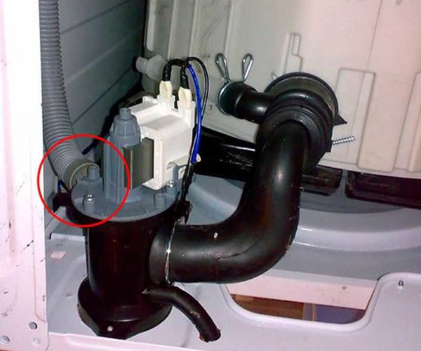 This is how the attachment of the drain hose to the pump looks like